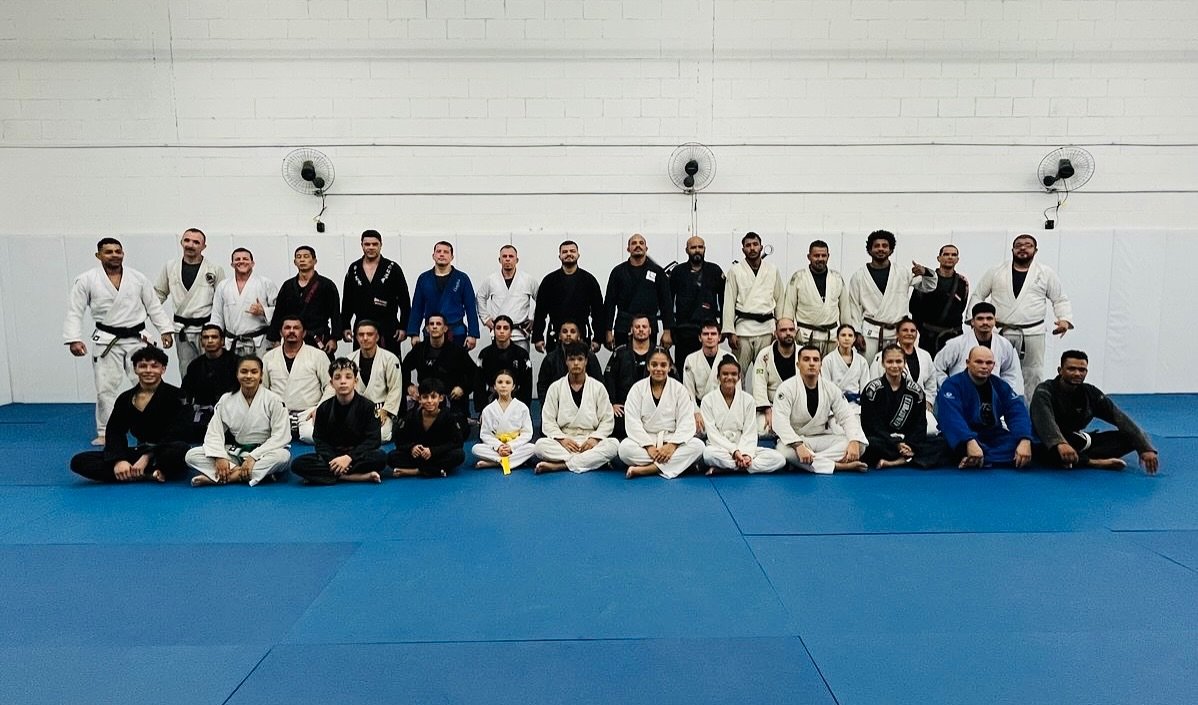 Professor ensinando Jiu-Jitsu