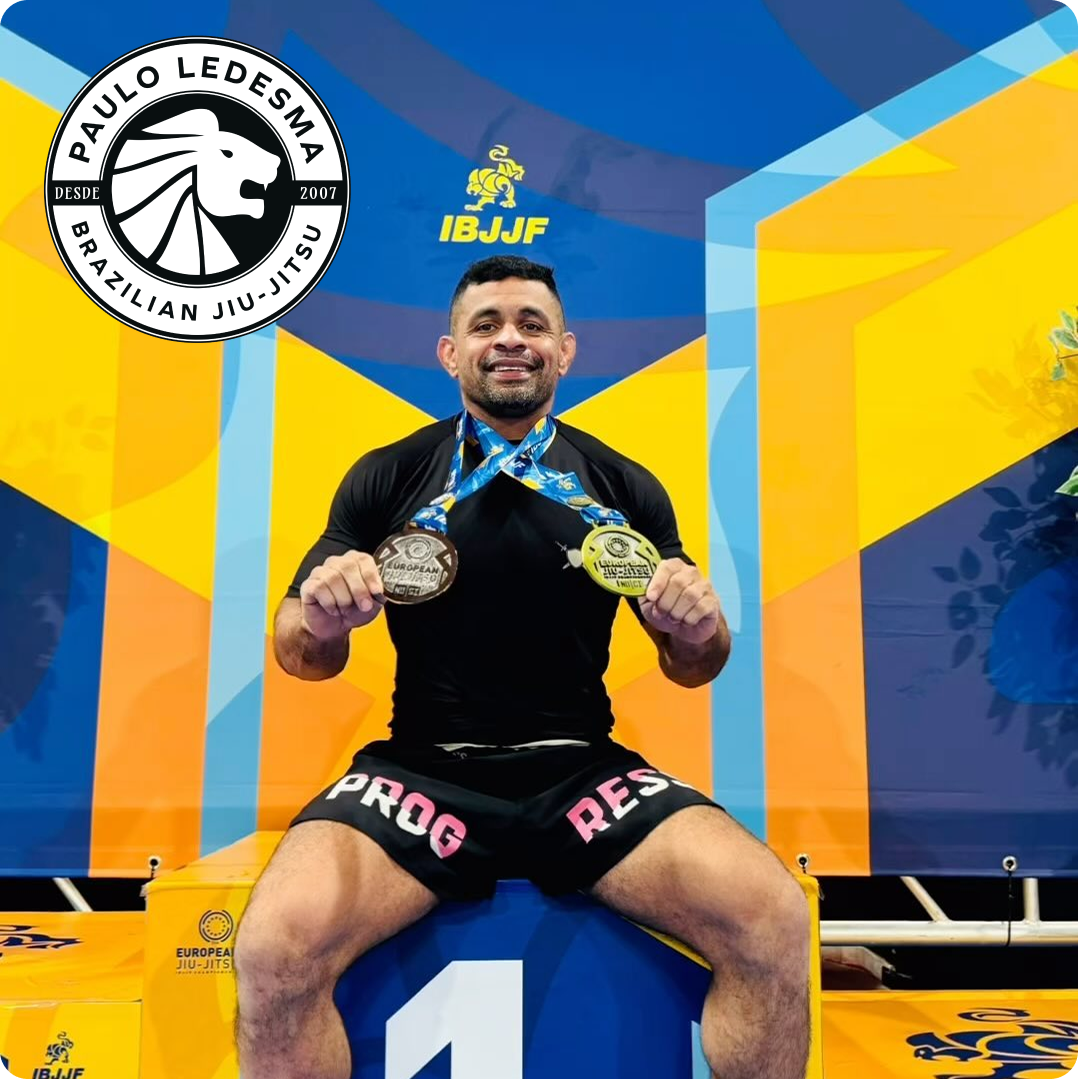 Professor Paulinho com suas medalhas de campeão